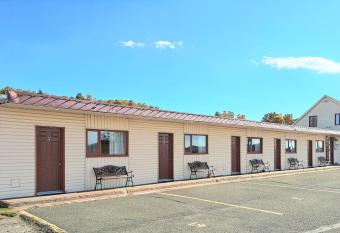 Motel Au Soleil couchant allows 18 year olds to book a room