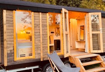 Sch  fer-Lodge allows 18 year olds to book a room