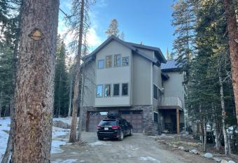 Porcupine Mountain Retreat has Balcony rooms