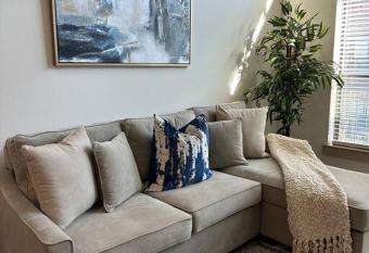 Lovely 1 Bedroom Apt Midtown HTX allows 18 year olds to book a room