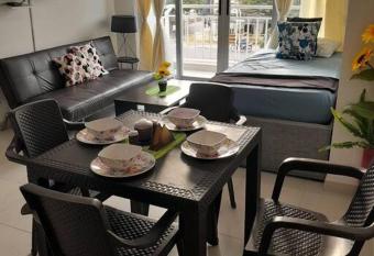 Apartamento en El Rodadero con piscina y jacuzzi has rooms with a private hot tub