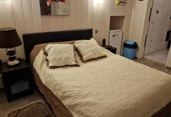 Le nid d amour allows 18 year olds to book a room