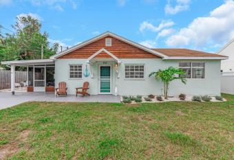 Coastal Dunedin Cottage- 3 Min to Downtown! allows 18 year olds to book a room