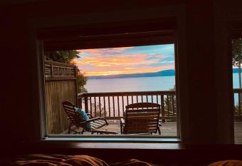 Brinnon Retreat has rooms with a private hot tub