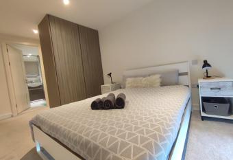 LUXURY 2BED NEAR O2 ARENA & EXCEL, LONDON. has Balcony rooms