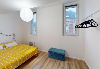 Residence Monet- F2    deux pas de toutes commodit  s allows 18 year olds to book a room