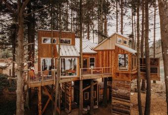Treehouse-Small Eagles Perch over the water allows 18 year olds to book a room