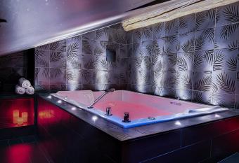 Suite Rouge baiser avec Jacuzzi privatif - LoveRoom Insolite has rooms with a private hot tub