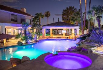 Epic Dream Resort Home with 2 POOLS has rooms with a private hot tub