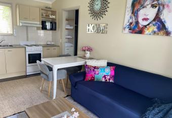 Alpine Lodge Guyra Guesthouse Short-term residential cabin NO STEPS 1 Block from shops allows 18 year olds to book a room