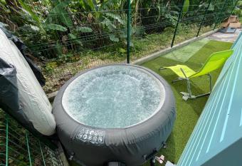 Bung-hello Village,Petit Bungalow confortable avec jacuzzi has rooms with a private hot tub