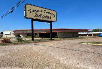 Town & Country Motel Bossier City by OYO has Smoking rooms
