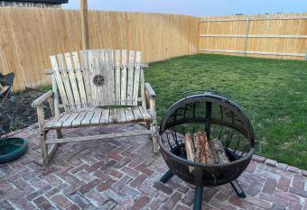 10 min airport 15 min PD Canyon has rooms with a private hot tub