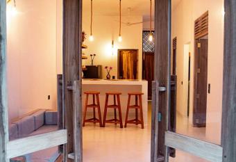 Hibiscus House~kitchen~AC~Wifi~2 beds, bedrooms allows 18 year olds to book a room