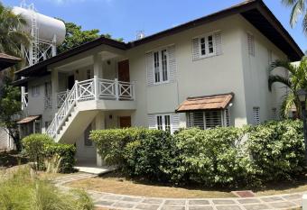 Finest Accommodation Renfrew Place 1 Bedroom Apt # 42 New Kgn 4--12 Renfrew Rd allows 18 year olds to book a room