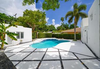 Luxury home 5 min from the beach allows 18 year olds to book a room