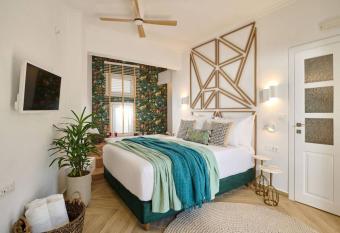 KaiZen Chania - New Central Apartment Just 350m Away With Private Jacuzzi! has rooms with a private hot tub