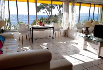 Bandolpiedanleau allows 18 year olds to book a room