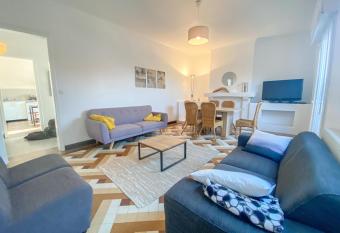 Maison centre ville    300 m  tres des plages has Balcony rooms