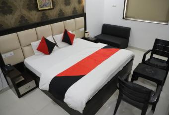 Anand Sewa Dham has Balcony rooms