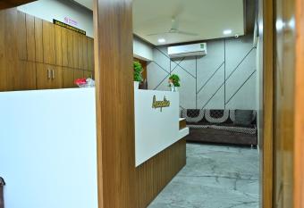 HOTEL SURY VILLA allows 18 year olds to book a room