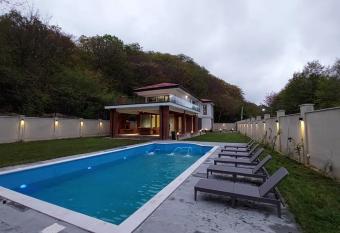 Villa Tezami has Balcony rooms