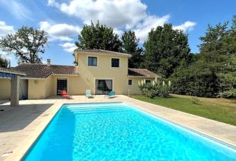 Maison de vacances avec piscine allows 18 year olds to book a room