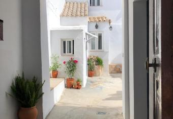 Casa del Olivo by Casitasconencantoes allows 18 year olds to book a room