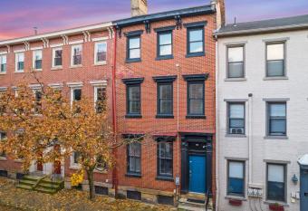 Stylish 4 Bedroom Loft Home, North Shore, City Skyline View Close To Nhl, Nfl has Balcony rooms