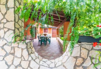 Villa Gabri has Balcony rooms