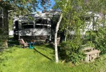 32' 5th Wheel Camp Trailer allows 18 year olds to book a room