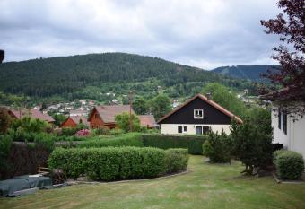 Chez Vivi et Jean Pierre Maison 8    9 personnes au calme vue montagne WIFI has Balcony rooms