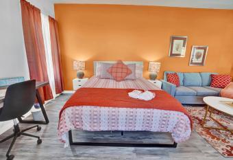 SSE Unit 1- Coral Reef - Beautifully Decorated & Close 2 BCH allows 18 year olds to book a room