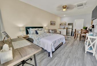 SSE Unit 4 - The Sand Dollar - Close to Downtown FWB & Beach! allows 18 year olds to book a room