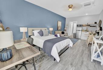 SSE Unit 6 - Anchor Ahoy @ FWB - Perfect For A Beach Getaway! allows 18 year olds to book a room