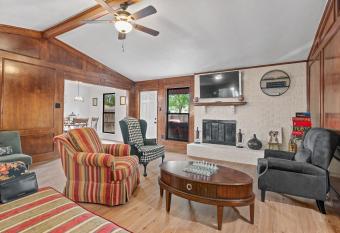 Country Feel-Modern Touch in City Charcoal Grill has Balcony rooms