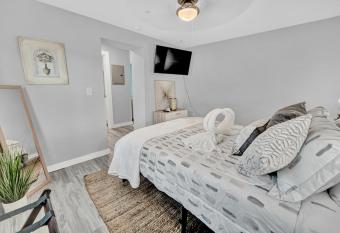 SSE Unit 8 - Sunset Dream 1 Bedroom Unit Minutes from the Beach allows 18 year olds to book a room