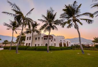 Luxurious Jebel Sifah Beachfront Apartment has Balcony rooms
