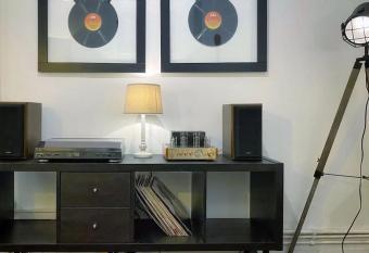 Urban Music Style Townhouse in Swansea city center has rooms with a private hot tub