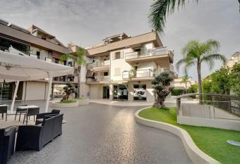 Appartamento vicino Reggia e Anfiteatro con garage allows 18 year olds to book a room