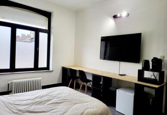 Private industrial room in center of Charleroi allows 18 year olds to book a room