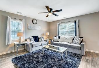 Cozy, 1-Level Cottage - 5 miles to Uptown CLT allows 18 year olds to book a room