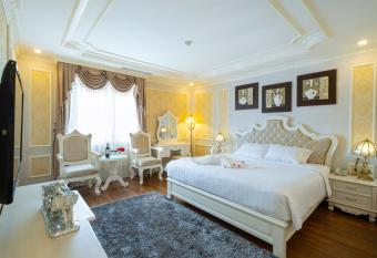 New Star H    Long Hotel has rooms with a private hot tub