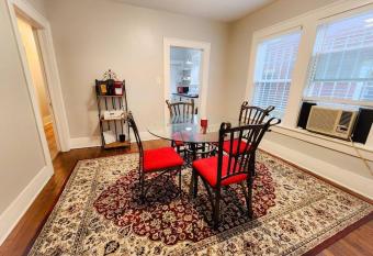 Historic District Apt, Walk to Baylor & Texas A&M allows 18 year olds to book a room