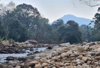 PONMUDI DALE. HOMESTAY has Balcony rooms