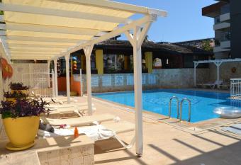 Safari Suit Studyo N-14 allows 18 year olds to book a room