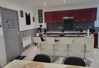 Appartement chez Graziella rez-de-chauss  e allows 18 year olds to book a room