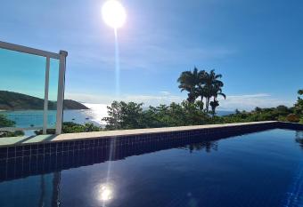 Vila Best of Jo  o Fernandes has rooms with a private hot tub