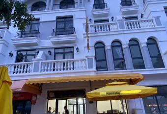 L  m K   HomeStay allows 18 year olds to book a room