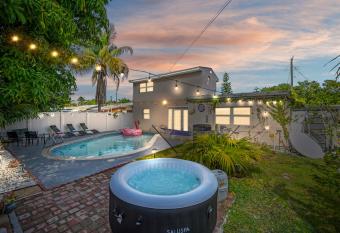 Amazing Fun Filled Villa W/ Heated Pool & Jacuzzi allows 18 year olds to book a room